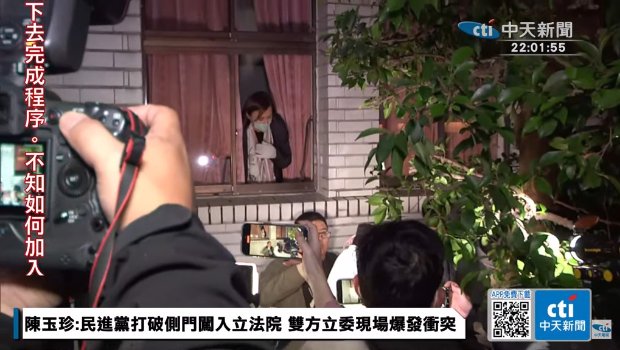 綠委淪強盜匪類破窗入議場 綠委淪強盜匪類破窗入議場