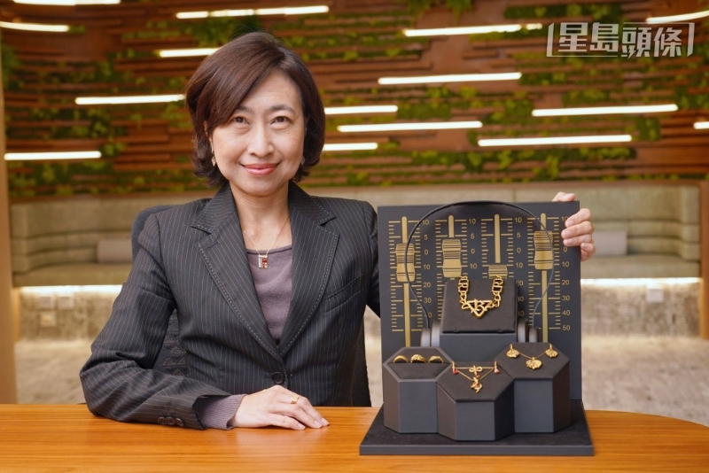 周大福珠寶集團可持續發展總監吳華瑜介紹“MONOLOGUE 100%再生金系列”產品，將于明年1月在內地率先推出。