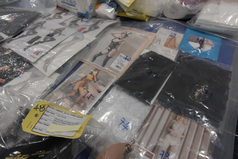 警方展示部份賣淫衣物。