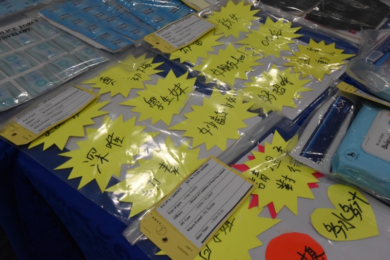 警方展示賣淫單位宣傳物品。 黃文威攝