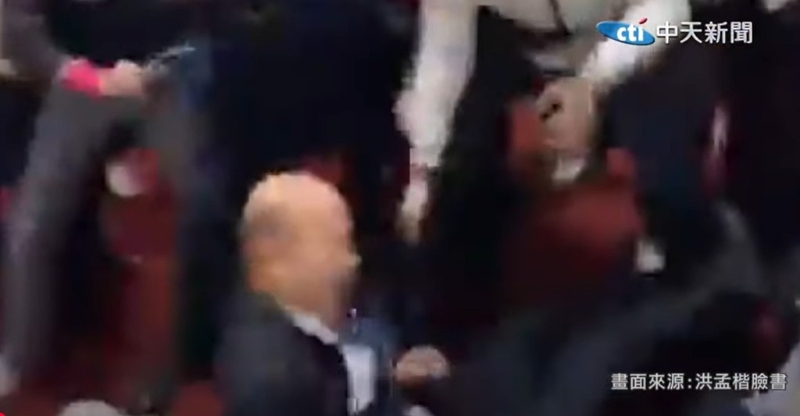 “立法院長”韓國瑜在議場后方被絆倒。