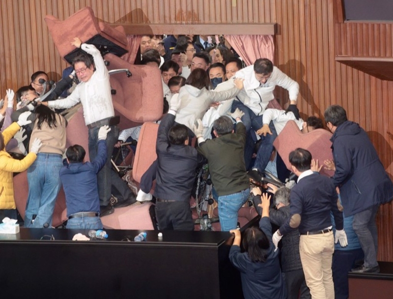 “立法院”會20日處理選罷法、憲法訴訟法及財劃法修正草案，民進黨多名“立委”進入議場后鎖門，領主席臺及側門互相對峙，藍營“立委”破門進入議場，將綠委逐一請走，雙方發生數次激烈沖突。