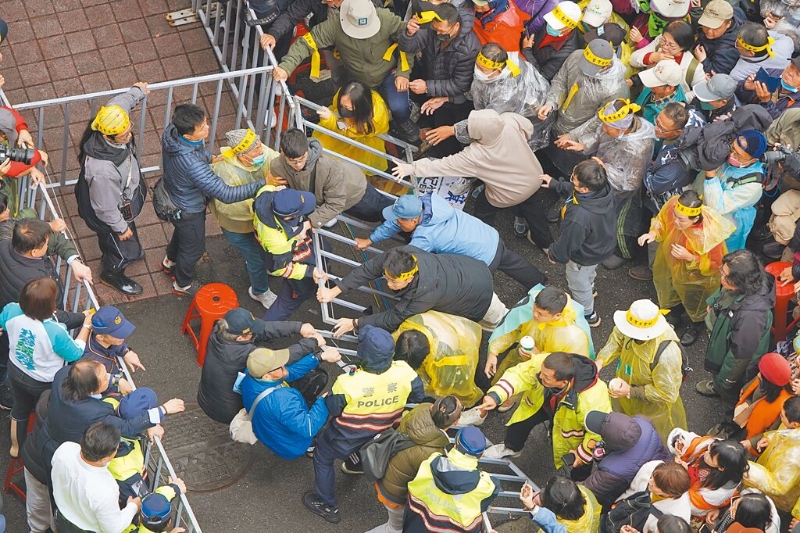 立法院外發起“冬季青鳥在臺北”活動，群眾在濟南路集結，一度與警方對峙，要求退回3爭議法案。