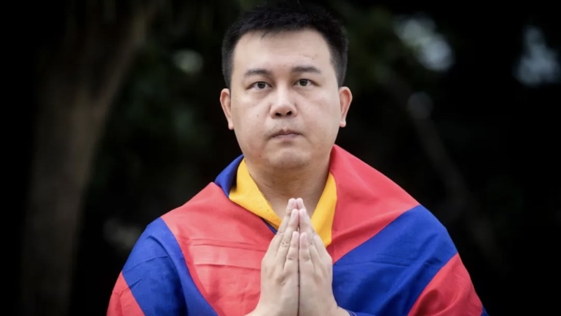 長大后的李昂改了名字、成家立室。網上圖片