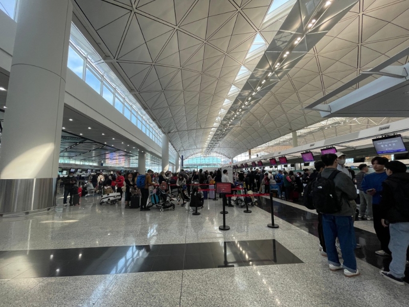 今早在機場，部分辦理登機手續柜位出現人龍。（讀者提供）