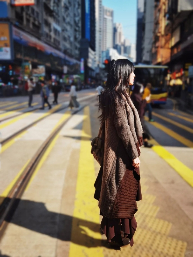 日前，有網民在小紅書上分享了兩張在銅鑼灣街頭巧遇周慧敏的照片，當中身穿森系打扮的周慧敏正呆站在馬路邊，神情十分落寞，引來不少網民留言表達關心。