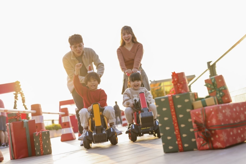 小朋友可駕駛滑行車， 跟父母穿梭市集同游購物。（圖片來源：中港城）