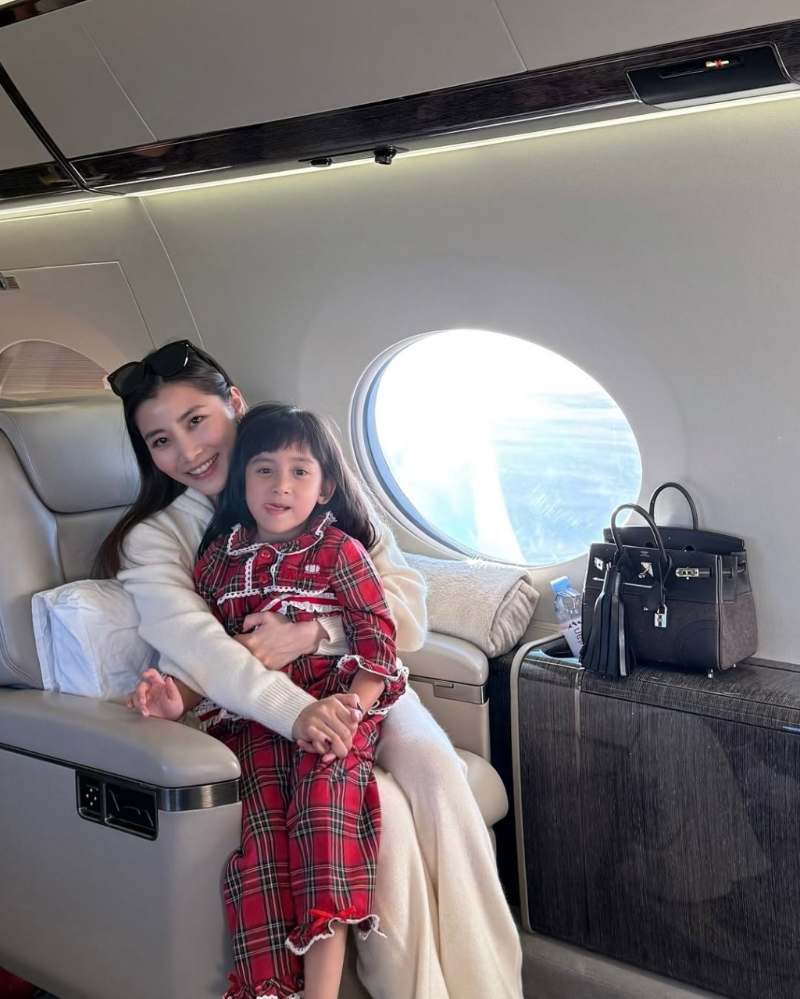 陳雪鈴和家人坐私人飛機游日本。