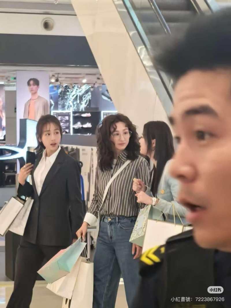 高海寧以長曲發加恤衫、牛仔褲進行拍攝。