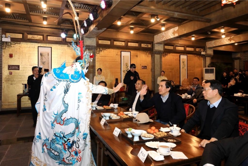 馬英九欣賞川劇“變臉”表演。圖：馬英九基金會