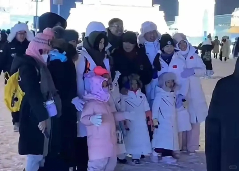 郭晶晶貫徹簡樸打扮，身穿白色羽絨長外套，背著背包。