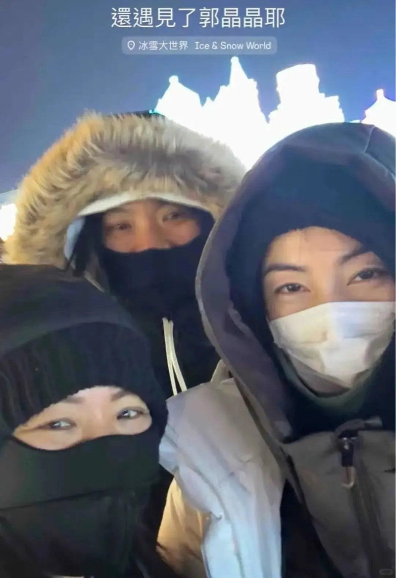 郭晶晶淡妝示人依然皮膚白皙，展現親切笑容。