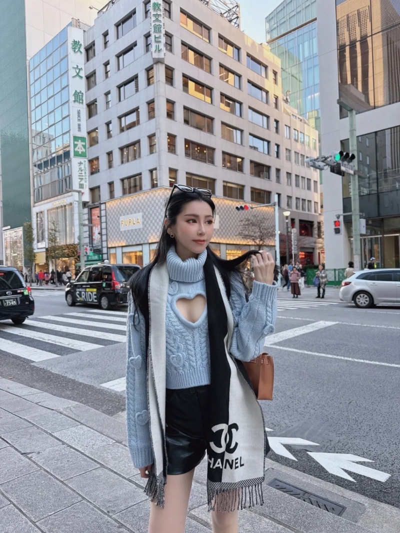 Joann日前疑似真空上陣，性感現身日本街頭。