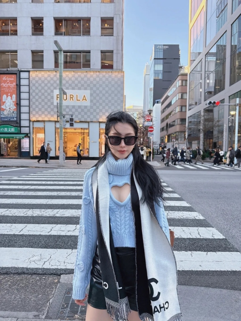 Joann曬腿之余，件心口窿窿衫仲勁搶眼。