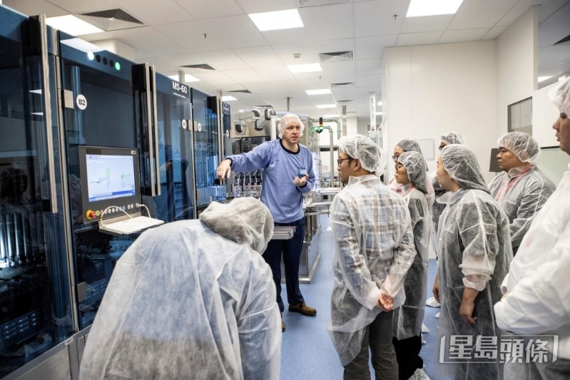 輝瑞起源于制造檸檬酸等化學品，二戰時以抗生素青霉素聞名，及后持續發展、擴張。