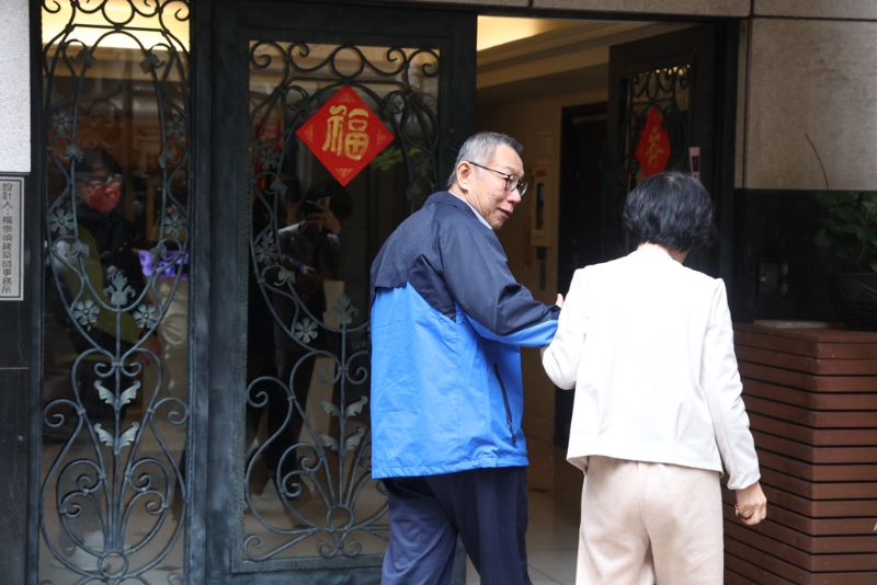 臺北地檢署偵辦前臺北市長柯文哲涉及京華城容積率與政治獻金假帳案，在押的前臺北市長柯文哲移審法院后，北院27日裁定交保，完成交保后離開返家，妻子陳佩琪（右）出門迎接進入家門。
