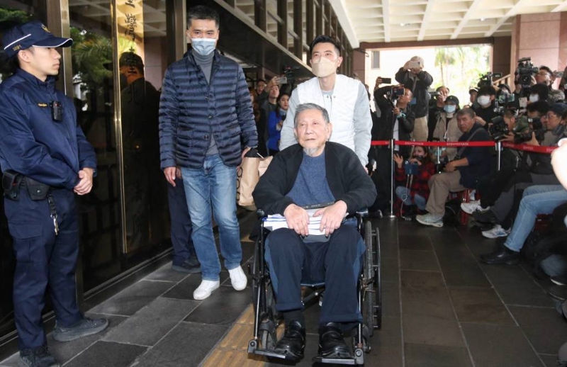 威京集團主席沈慶京移審法院后，北院今（27日）裁定交保，沈完成交保后坐輪椅離開法院。