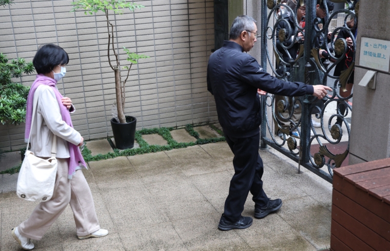 臺北地檢署偵辦前臺北市長柯文哲涉及京華城容積率與政治獻金假帳案，在押的前臺北市長柯文哲移審法院后，北院27日裁定交保，完成交保后離開返家，下午2點半左右與妻子陳佩琪（后）步出家門前往探視父親。