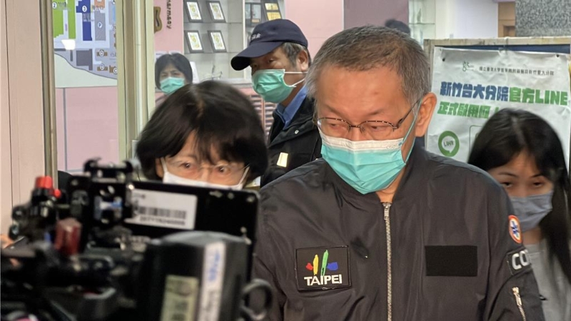 民眾黨主席柯文哲下午到新竹臺大分院新竹醫院探望住院中的柯爸爸柯承發，約莫待了1個小時半后離開。