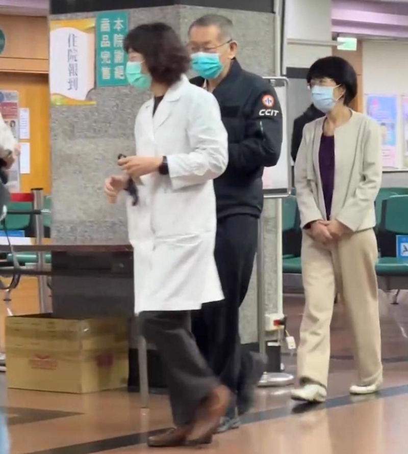 有民眾目擊柯文哲疑似眼睛稍有不舒服，在探望完柯爸后也在妹妹柯美蘭陪同下在眼科掛號就診。