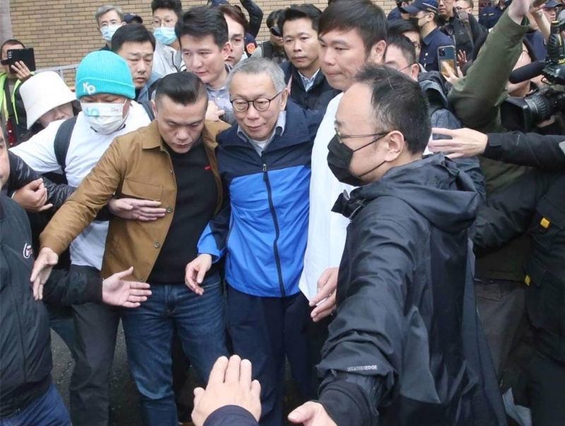 民眾黨主席柯文哲交保。