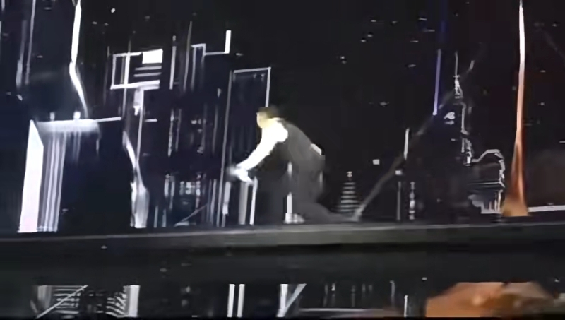 不過劉德華今晩演出這一幕，出現疑似跌倒的場面。