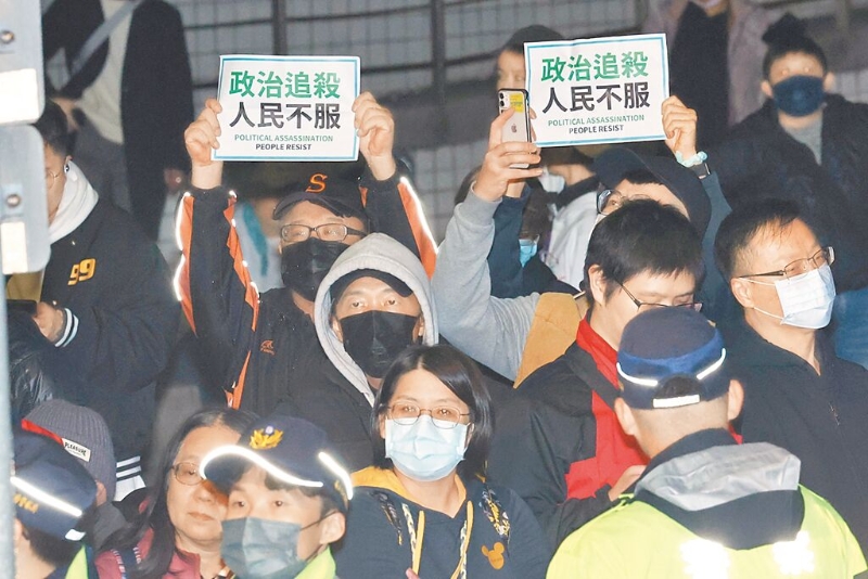 臺北地檢署偵辦京華城案、柯文哲政治獻金案偵結，許多小草（民眾黨支持者）27日凌晨在臺北地檢署外聲援柯文哲。