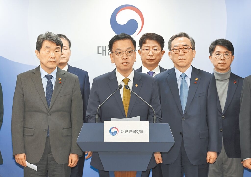 針對韓國代理總統韓德洙遭國會彈劾后的政局，學者認為，如果未來再對代理“代理總統”的崔相穆彈劾，韓國恐陷入無政府狀態。圖為崔相穆發表談話。