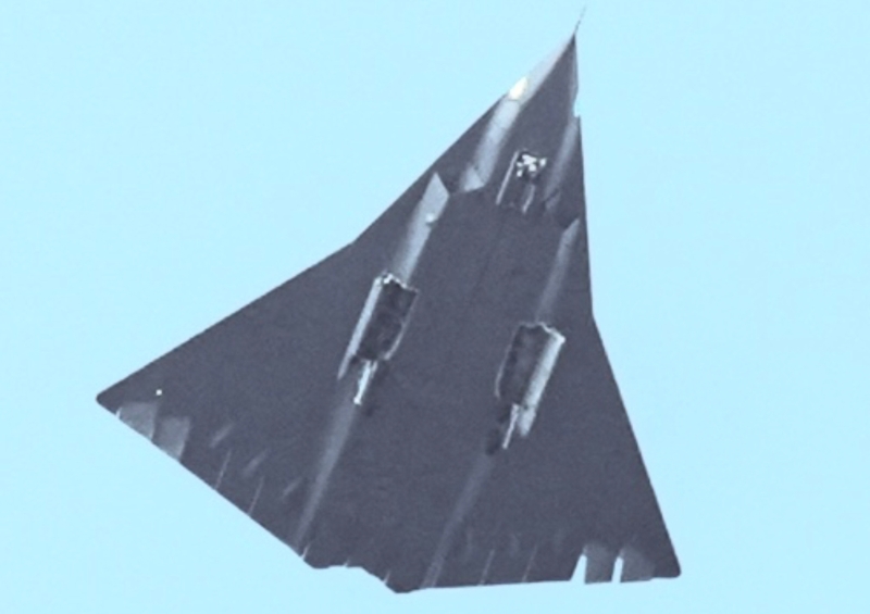 近日在大白天試飛的其中一款中方新型原型驗證機。