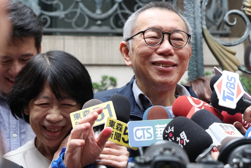 妻子陳佩琪（左）出門迎接，受訪時陳緊貼身邊，柯則露出久違的笑容。