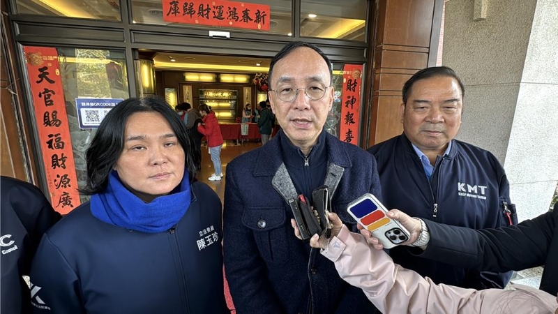 國民黨主席朱立倫(中)今一早搭機親自飛往金門主持“130周年黨慶表揚大會”，對于2026年金門縣長選舉布局語帶保留。