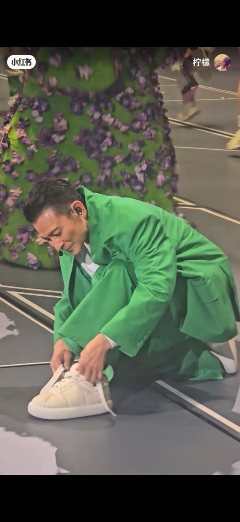 有劉德華粉絲近距離拍下華仔在臺上綁鞋帶的表情。