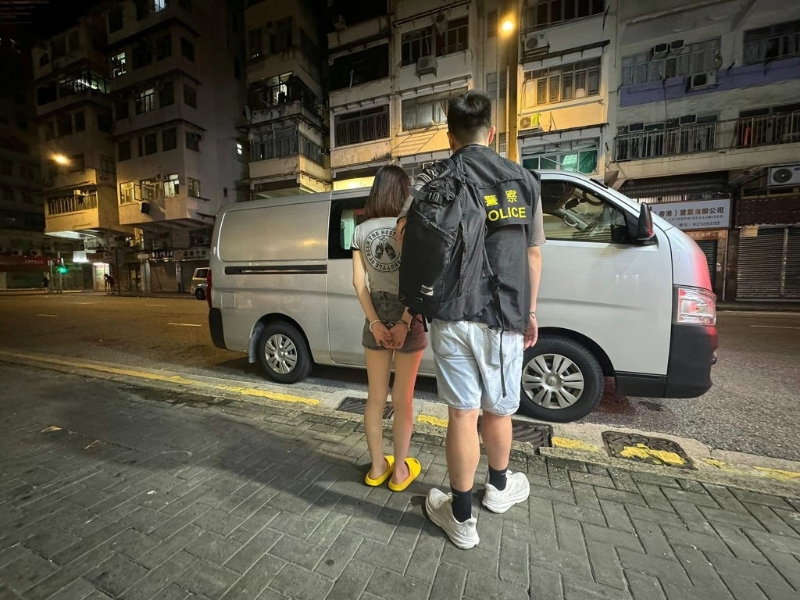 警方拘捕涉嫌販運“太空油”的女子。