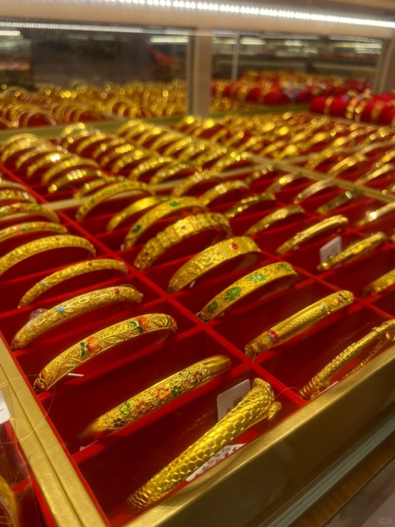 有港人指深圳水貝的金飾款新價平。