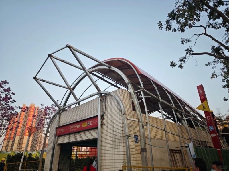 廣州地鐵花地灣站出入口的新造型，被批評正面看如同棺材。