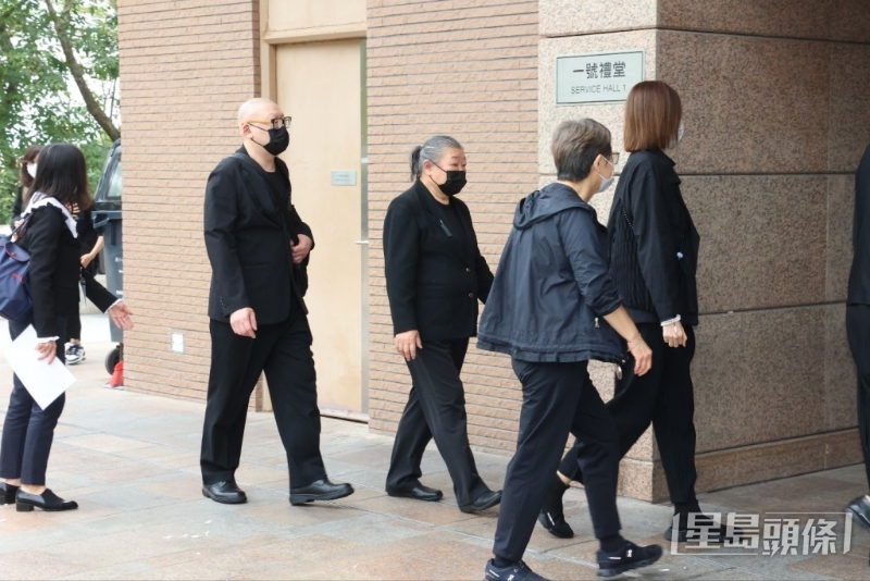 有傳與劉德華反目多年的胞姊（右三），也有現身。