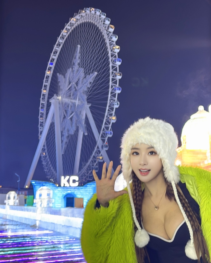 劉子儀日前與好友們去哈爾濱冰雪大世界，雖然天氣極度寒冷，但她都大方分享一張在冰天雪地的環境下，極低胸的靚相。