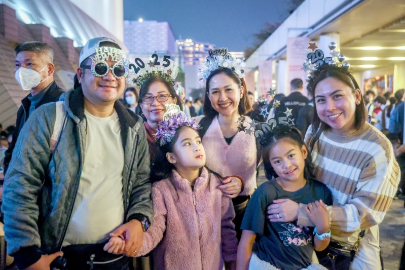 市民一家大小迎接2025年。