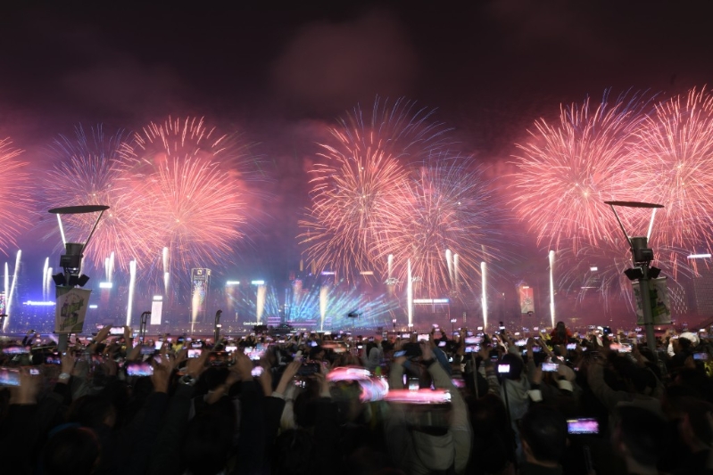 煙花闊度達1,300米，橫跨中環至北角一帶。