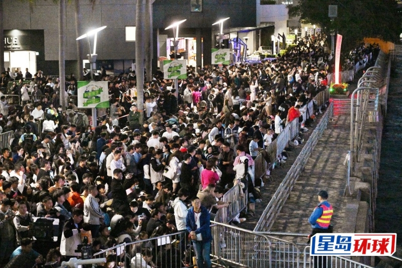 大批市民在尖沙咀海傍守候煙花。 蘇正謙攝