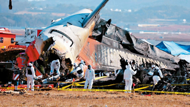 調查人員在濟州航空客機失事現場搜證。