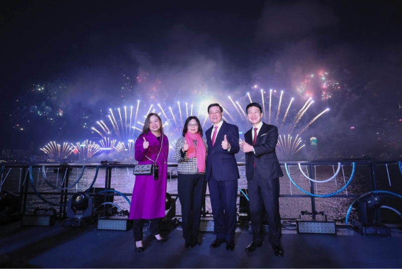 李家超與太太出席倒數活動