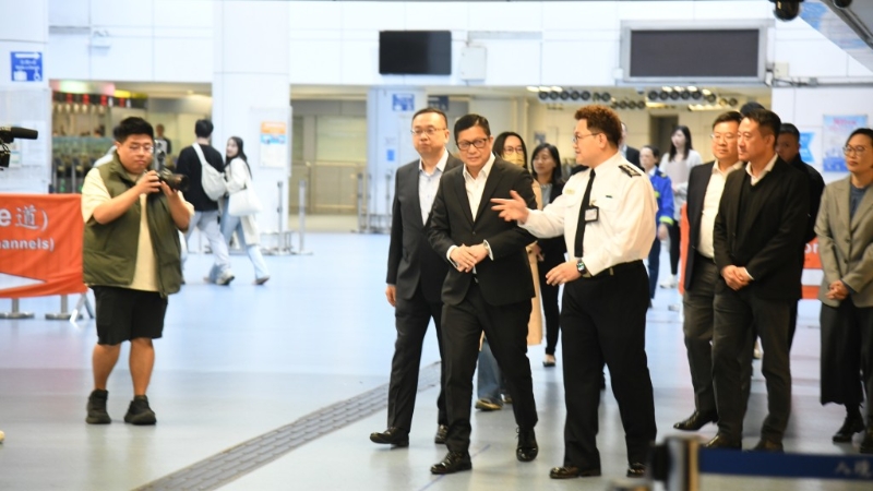 鄧炳強凌晨視察羅湖口岸。