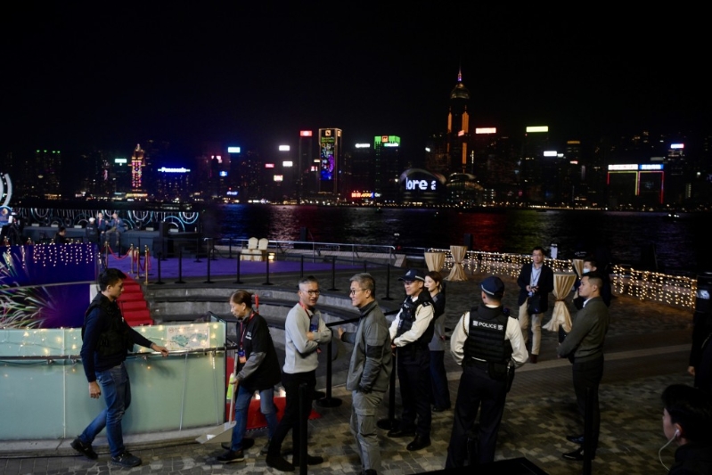 蕭澤頤晚上到尖沙咀為當值人員打氣。