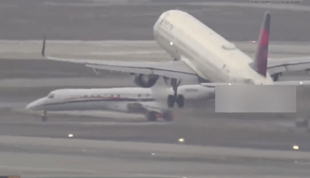 洛杉磯國際機場兩飛機幾乎相撞。