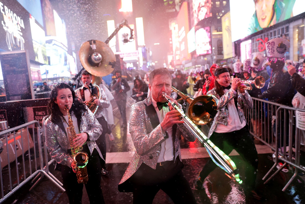 31日跨年夜紐約下起大雨