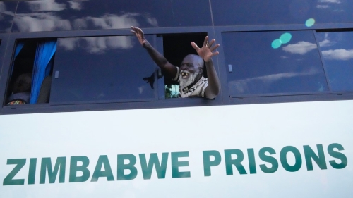 2023年，津巴布韋因監獄擁擠特赦了4000多名囚犯。 美聯社