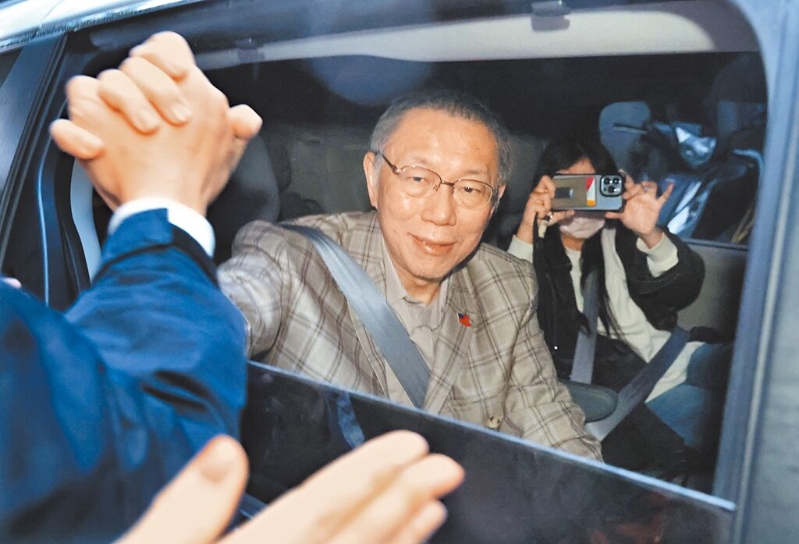 民眾黨主席柯文哲因陷入京華城與政治獻金弊案，辭去黨主席后，柯文哲坐車離開民眾黨中央，與支持者握手。