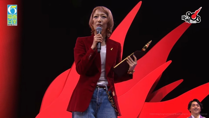 鄭秀文現身領“叱吒樂壇我最喜愛的女歌手”。