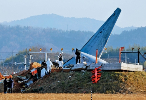 濟州航空客機撞上混凝土墻。 小圖為混凝土墻原貌。